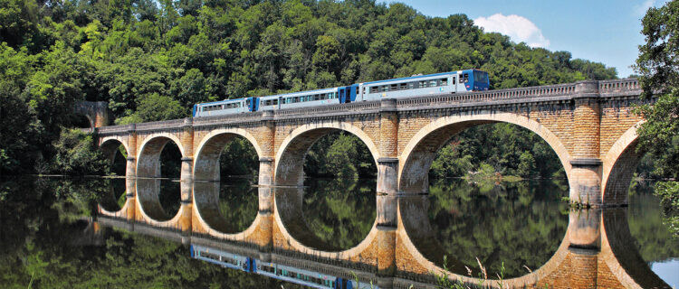 L’X 2233 n° 865776 est vu sur la ligne Libourne - Sarlat (13 juillet 2013 ; L. Thomas).