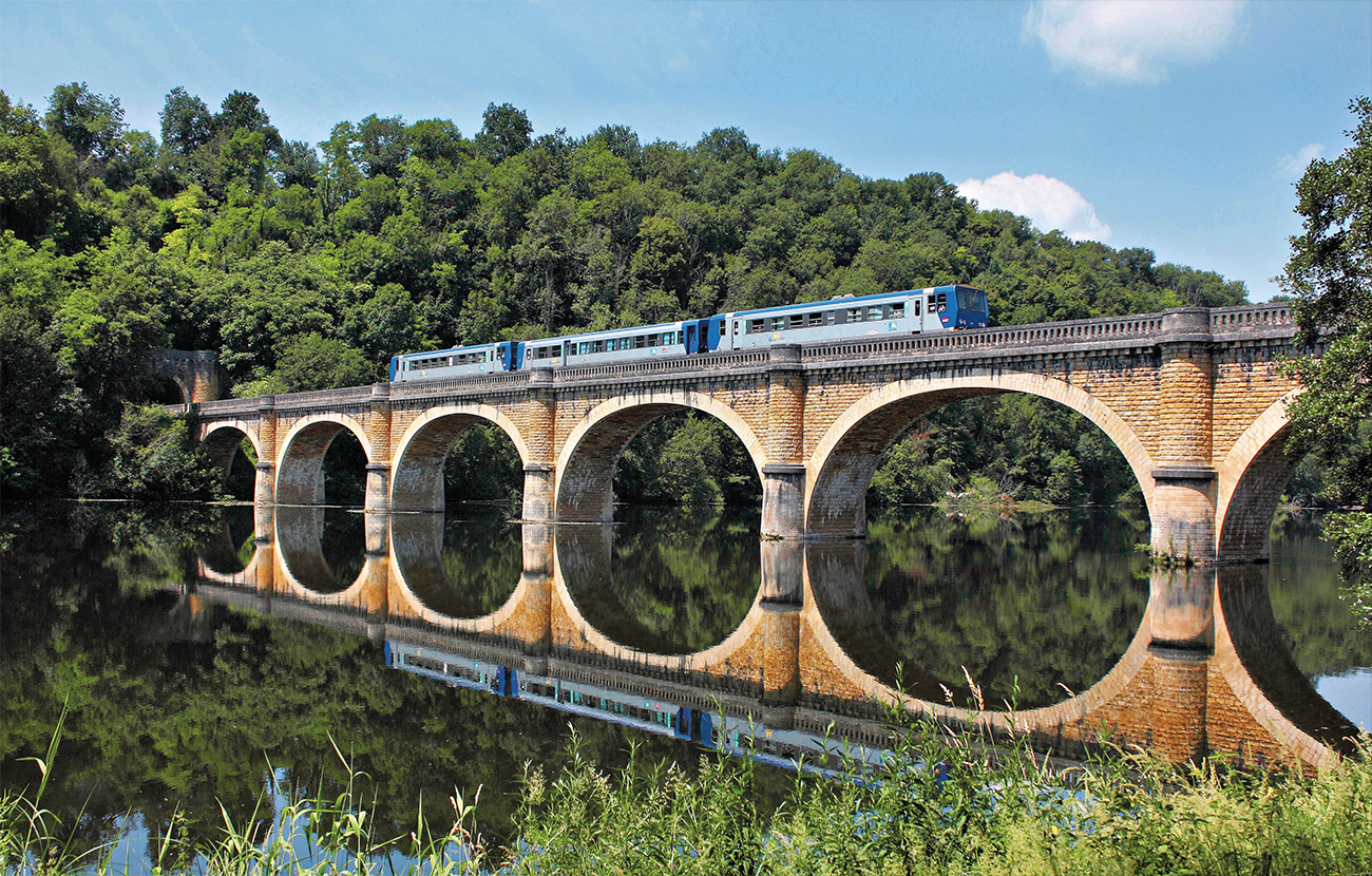 L’X 2233 n° 865776 est vu sur la ligne Libourne - Sarlat (13 juillet 2013 ; L. Thomas).