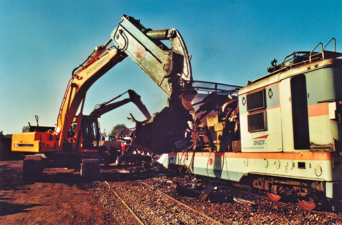 une citerne ferroviaire de réemploi est en cours de chargement sur une remorque surbaissée pour expédition vers son ultime destination : le stockage d’engrais liquide sur une exploitation agricole