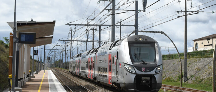 les premiers trains venant d’Arcachon, une rame régionale à deux niveaux) et en direction du Verdon, le jour de l’ouverture, 21/09. © Alain Dupire