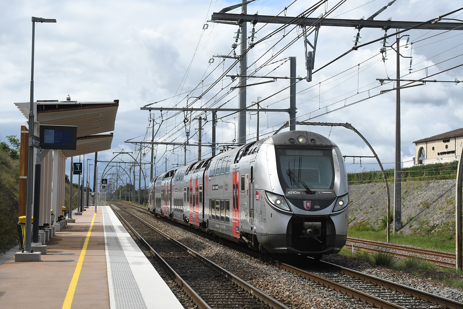 les premiers trains venant d’Arcachon, une rame régionale à deux niveaux) et en direction du Verdon, le jour de l’ouverture, 21/09. © Alain Dupire
