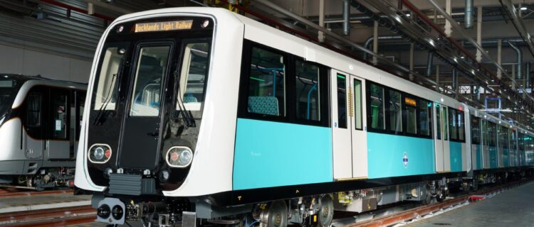 Une rame de métro léger pour DLR en cours de finition dans un atelier de CAF (25 juin 2023)