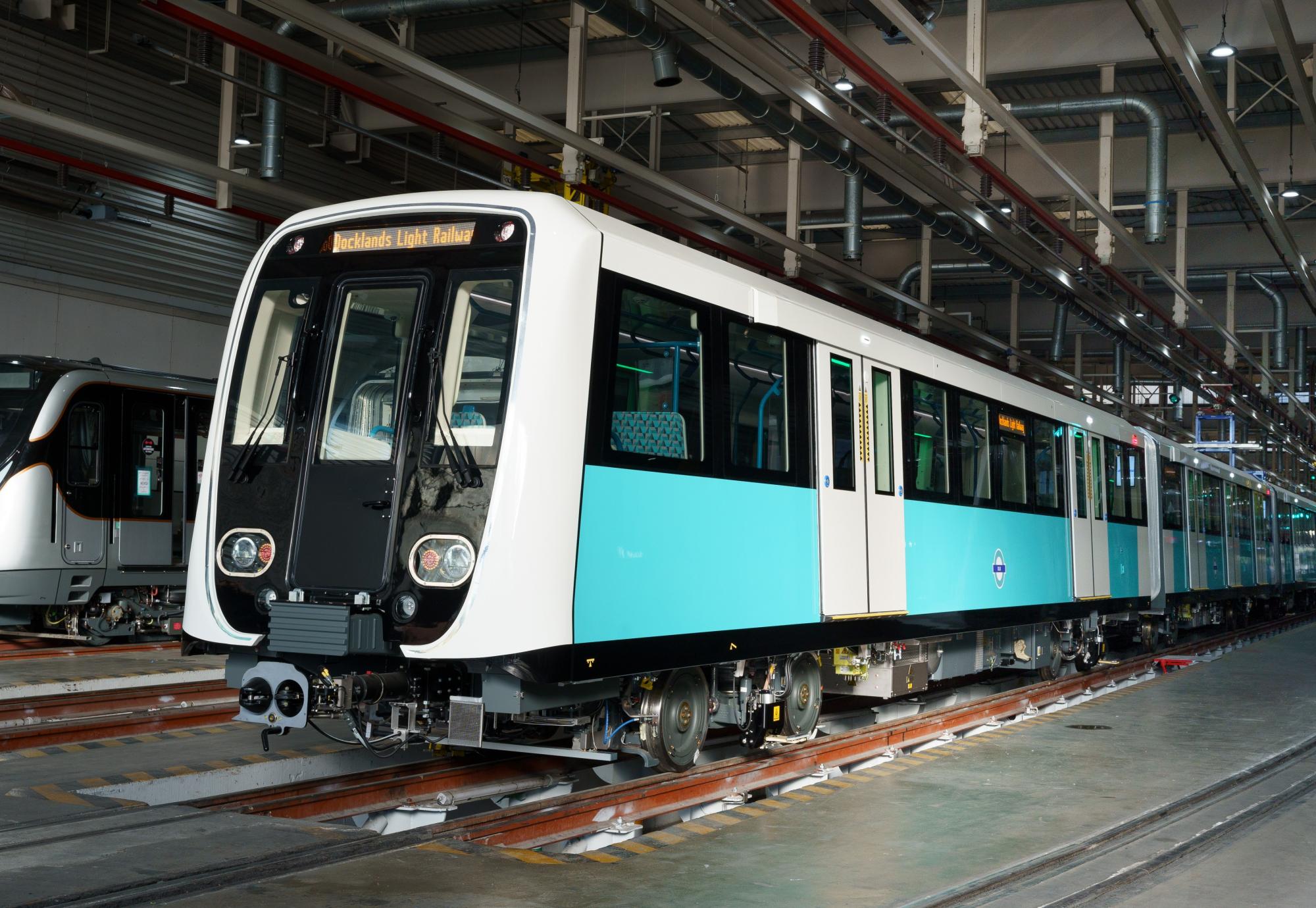 Une rame de métro léger pour DLR en cours de finition dans un atelier de CAF (25 juin 2023)