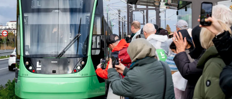 Environ 15 000 personnes ont emprunté le tramway le jour de l’ouverture. Ici, la rame 3116 (26 octobre 2025). Crédit photo : Hovedstadens Letbane / Bax LINDHARDT