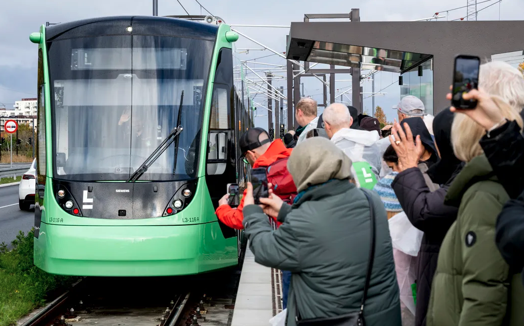 Environ 15 000 personnes ont emprunté le tramway le jour de l’ouverture. Ici, la rame 3116 (26 octobre 2025). Crédit photo : Hovedstadens Letbane / Bax LINDHARDT