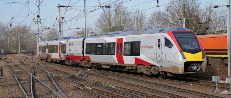 Le train 2D74 Ipswich – Lowestoft, assuré par le Flirt bi-mode Class 755/3 755 336, quitte à 10 h 16 la gare d’Ipswich (10 mars 2022) Crédit photo : Luc LEVERT