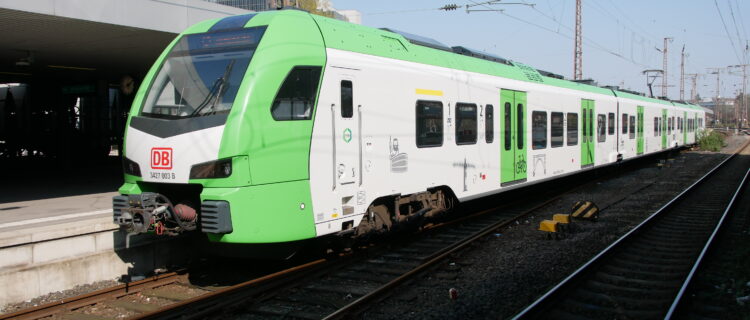 Légende photo : 1680489 – Le Flirt 3XL 3427 003, à trois caisses, en livrée S-Bahn Rhein-Ruhr et affecté à DB Regio, stationne en gare de Bochum Hbf (23 mars 2022).