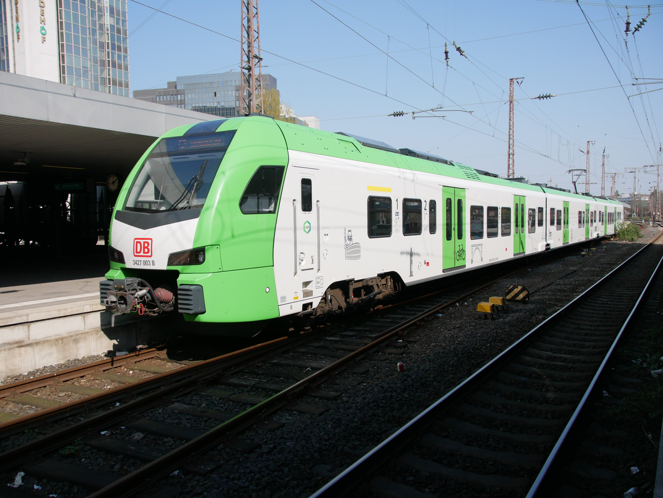Légende photo : 1680489 – Le Flirt 3XL 3427 003, à trois caisses, en livrée S-Bahn Rhein-Ruhr et affecté à DB Regio, stationne en gare de Bochum Hbf (23 mars 2022).
