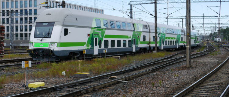 6110075 : Le train IC 153 Helsinki – Jämsä, assuré par une rame réversible de voitures à deux niveaux des VR, quitte la gare d’Helsinki à 11 h 19 (30 juin 2017) Crédit Photo : Luc LEVERT