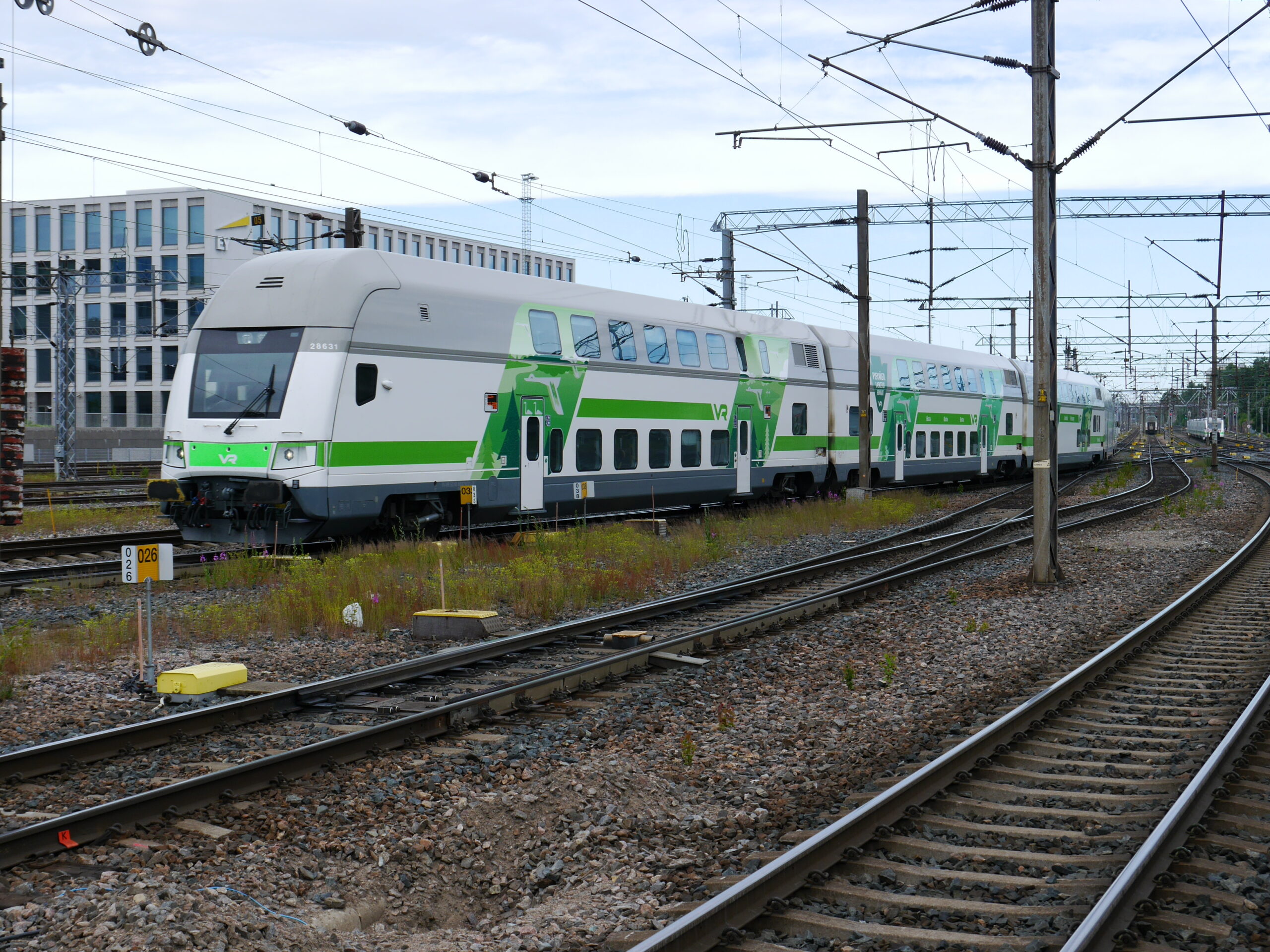6110075 : Le train IC 153 Helsinki – Jämsä, assuré par une rame réversible de voitures à deux niveaux des VR, quitte la gare d’Helsinki à 11 h 19 (30 juin 2017) Crédit Photo : Luc LEVERT