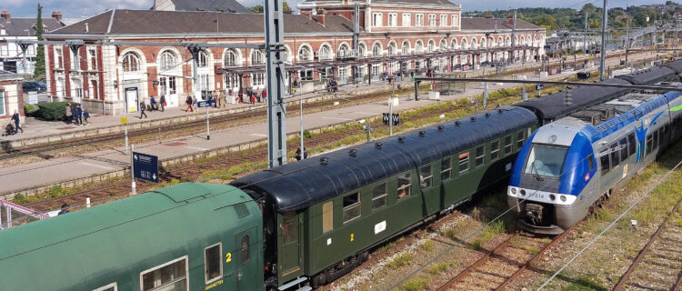 La rame stationne en gare d'Evreux (Eure), elle repartira vers Rouen en empruntant le raccordement fret de Serquigny.