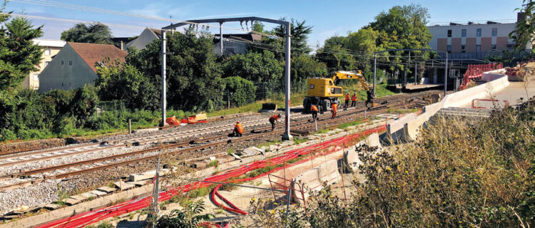 Les travaux RATP de raccordement entre l’ancien tracé à droite vers la gare des Baconnets et le nouveau tracé à gauche (ligne B du RER). Au premier plan, emplacement de la future voie en tranchée de raccordement TGV sens pair (8 août 2025).