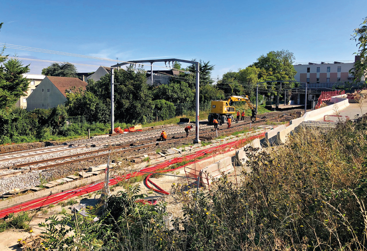 Les travaux RATP de raccordement entre l’ancien tracé à droite vers la gare des Baconnets et le nouveau tracé à gauche (ligne B du RER). Au premier plan, emplacement de la future voie en tranchée de raccordement TGV sens pair (8 août 2025).