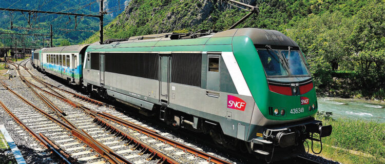 Train de l’AFA, dans sa configuration originelle (avec sa voiture d’accompagnement) quittant Modane, sous 3 kV et SCMT, pour rejoindre le terminal d’Orbassano (27 mai 2015).