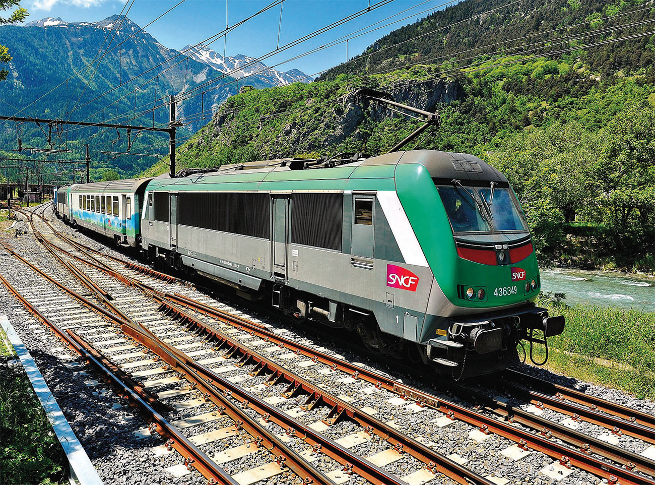Train de l’AFA, dans sa configuration originelle (avec sa voiture d’accompagnement) quittant Modane, sous 3 kV et SCMT, pour rejoindre le terminal d’Orbassano (27 mai 2015).