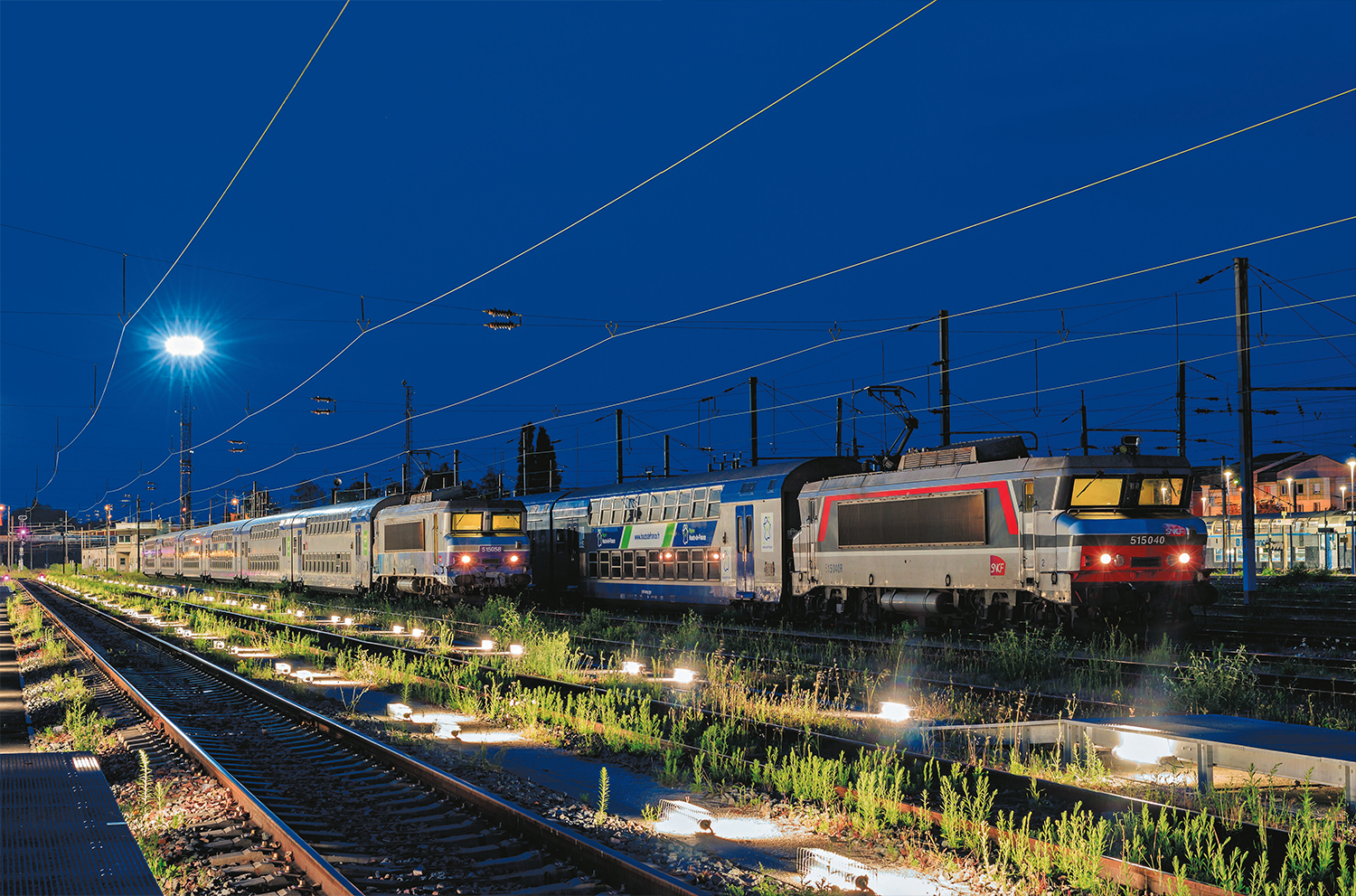 Les BB 15040 et 15058 accompagnées de leurs V 2N, sont immortalisées en cette soirée du 3 août sur les voies de garage de Creil (L. Battestini).