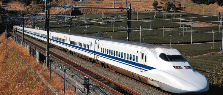 Le Shinkansen 700 C40 de JR Central est aperçu entre Kakegawa et Shizuoka sur la ligne Tōkaidō Shinkansen (2 janvier 2008 ; Sui-setz/Wikipedia).