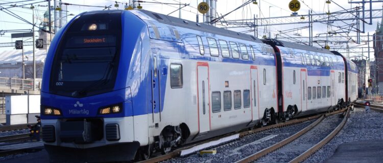 Légende photo : Le train Reg 932 Arboga – Stockholm C, assuré par l’automotrice électrique Dosto ER1-002 appartenant à Transitio, entre en gare de Stockholm C à 15 h 05 (5 mars 2020). Crédit photo : Luc LEVERT