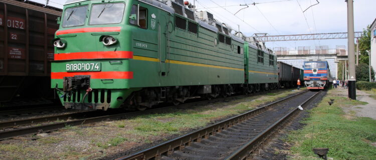 Légende de la photo 6680284 : L’âge moyen du parc d’engins moteurs d’Ukrzaliznytsya est de 46 ans ; ici stationne, en gare de Dolynska, la locomotive électrique double VL80T 1074 construite en août 1975 par NEVZ (Novocherkassk) en tête d’un train de fret (14 septembre 2018). Crédit photo : Luc LEVERT