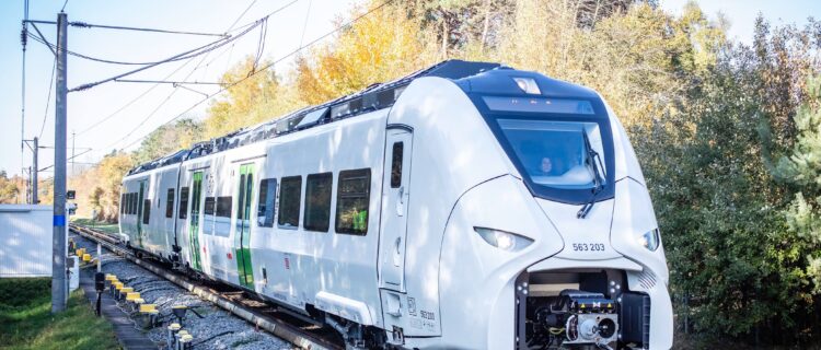 Le Mireo Plus B 563 203 pour le réseau S-Bahn Mitteldeutschland est aperçu sur le circuit d’essai de Siemens situé à Wegberg-Wildenrath (7 novembre 2025). Crédit photo : Siemens Mobility