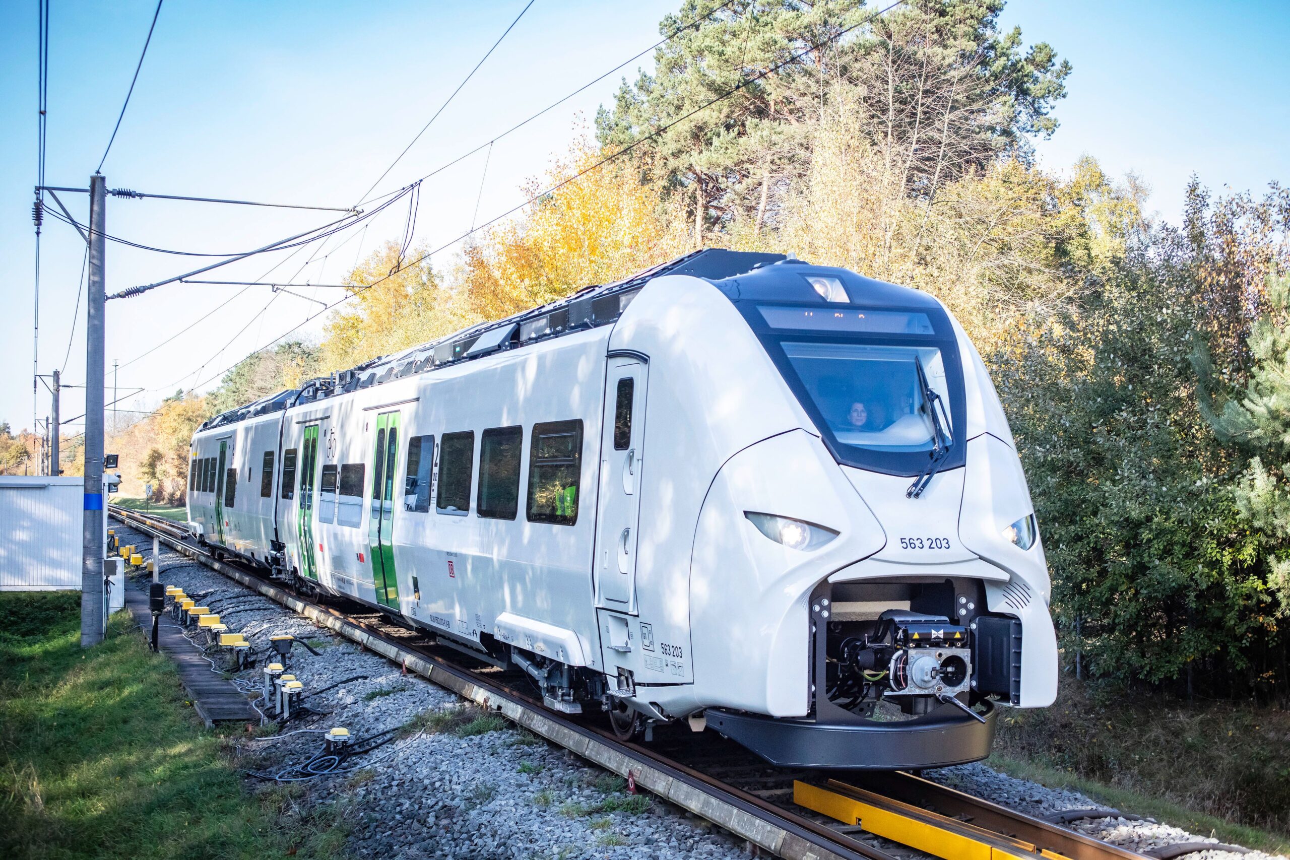 Le Mireo Plus B 563 203 pour le réseau S-Bahn Mitteldeutschland est aperçu sur le circuit d’essai de Siemens situé à Wegberg-Wildenrath (7 novembre 2025). Crédit photo : Siemens Mobility