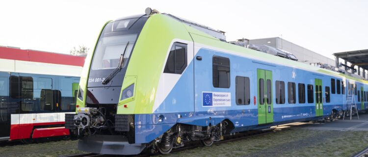 La rame automotrice électrique 034 001 était présentée sur le site Škoda de Plzeň (24 novembre 2025). Crédit photo : Škoda Group