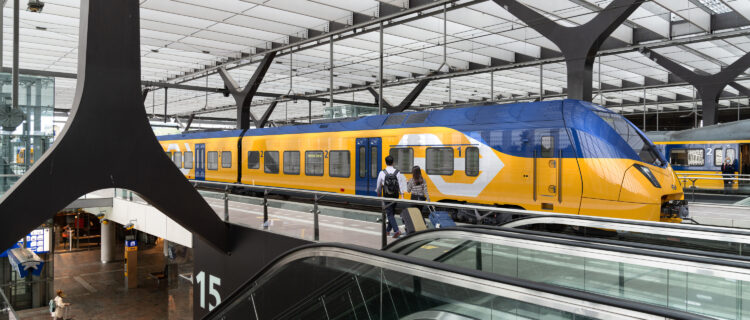 Légende de la photo Stadler Rail Impression d’artiste d’un nouveau Flirt Flex pour les NS (19 novembre 2025). Crédit photo : Stadler Rail