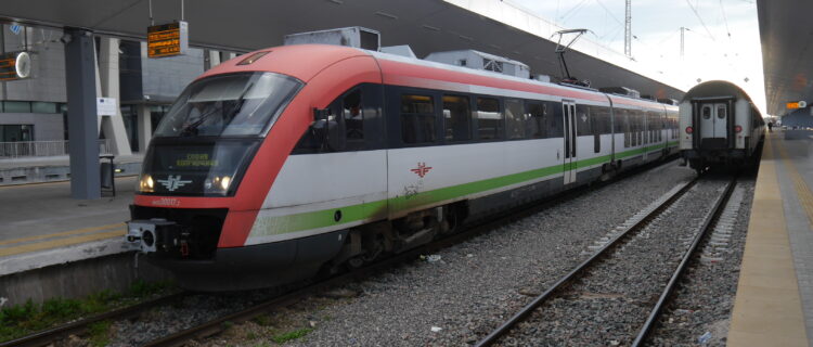 Légende de la photo : 1480058 : La rame automotrice électrique 30 017-2 de BDŽ stationne en gare de Sofia (11 juin 2016). Crédit photo : Luc LEVERT