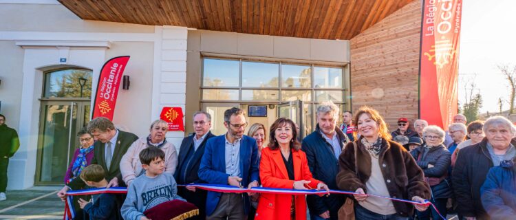 Légende : Carole Delga (en rouge) coupe le ruban de l’inauguration de la gare de Martres-Tolosane le 13 décembre 2025 (© Région Occitanie).