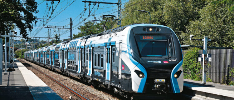 Le RER NG est en service sur la branche de Corbeil-Essonnes (ligne D). Les rames 009 M et 014 M sont vues à Viry-Châtillon le 7 août 2025.
