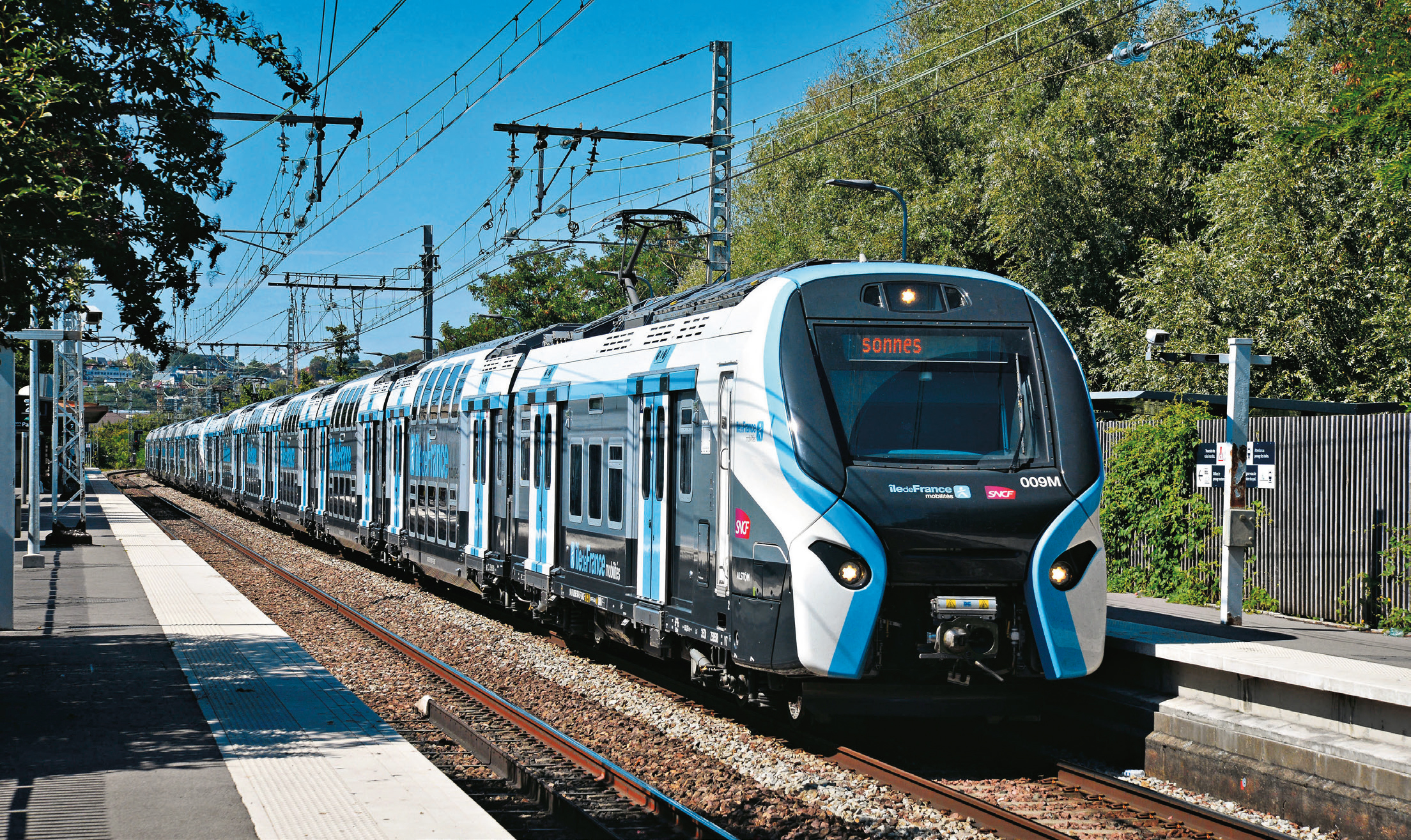 Le RER NG est en service sur la branche de Corbeil-Essonnes (ligne D). Les rames 009 M et 014 M sont vues à Viry-Châtillon le 7 août 2025.