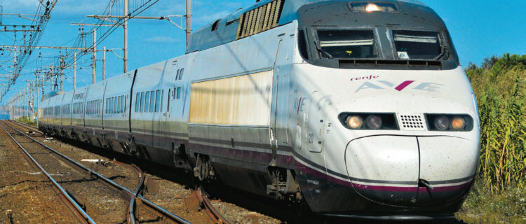 La Renfe connaît des difficultés pour développer son offre suite à la mise au point difficile et à l’homologation du nouveau matériel. Ici une rame AVE entre Sète et Narbonne, partie de Lyon, elle file vers Barcelone (30 août 2025)