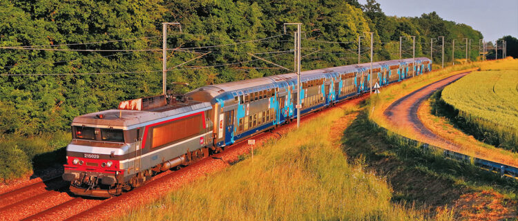 Photographiée au Km 135 à Romilly-la-Puthenaye, dans l’Eure, la BB 15029 assure le train 851035 Paris - Serquigny (14 juin 2023 ; L. Thomas).