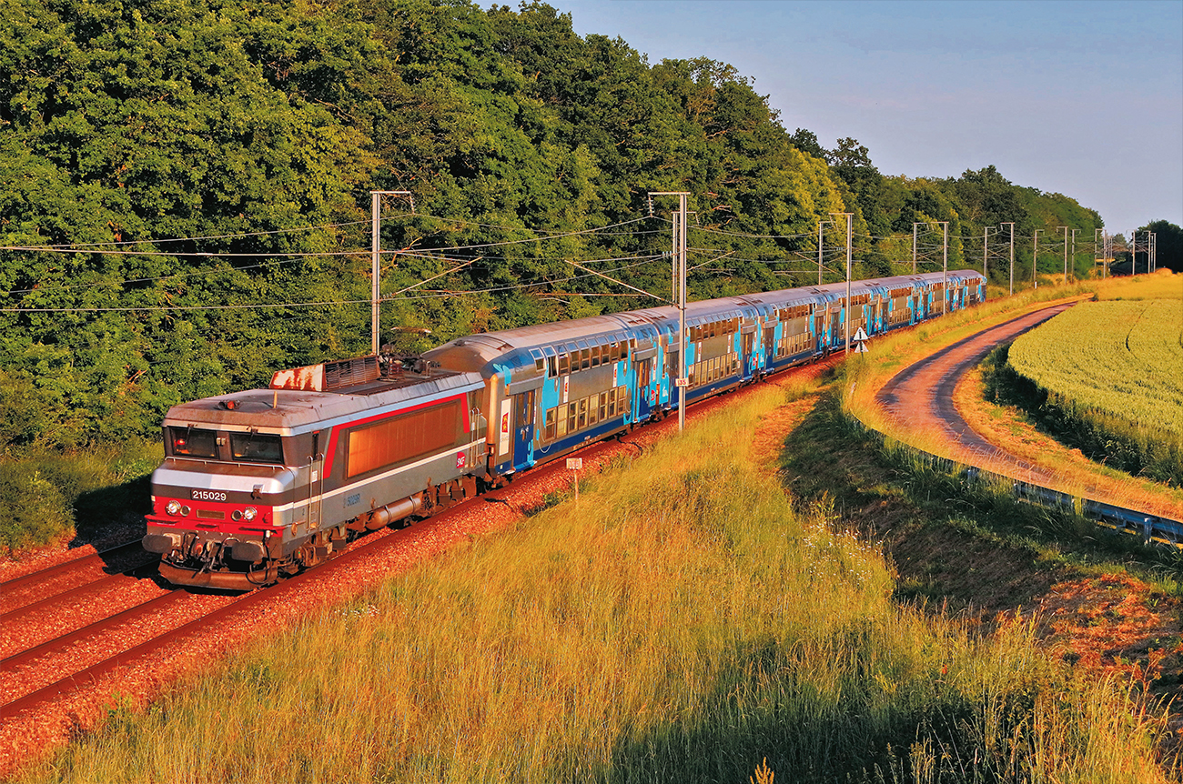 Photographiée au Km 135 à Romilly-la-Puthenaye, dans l’Eure, la BB 15029 assure le train 851035 Paris - Serquigny (14 juin 2023 ; L. Thomas).