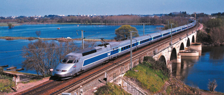 Ce TGV avec rame Atlantique Nantes - Paris franchit le viaduc de la Pointe- Bouchemaine, près d’Angers (30 avril 1994 ; B. Collardey).