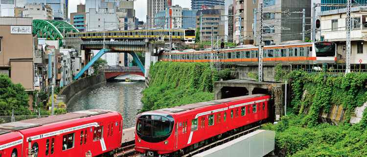 À Tokyo, entre les stations Ochanomizu et Awajichō de la ligne Marunouchi, les nouvelles rames de métro à six voitures de la série 2000, mises en service en 2019, traversent le viaduc au-dessus de la rivière Kanda alors que deux trains de banlieue de JR East arrivent à la gare d’Ochanomizu (à droite de la photo). Celui avec une bande jaune appartient à la série E231-500 de la ligne Chūō-Sōbu, celui avec une bande orange à la série E233 de la ligne Chūō (Rapide) (B. Kogut).