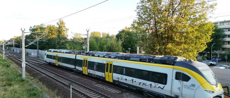 Légende de la photo : DJI 403 : Le Mireo Plus B 563 006/506, loué par le NEB à Smart Train Lease, quitte la gare d’Erkner au train TES 83735 (Erkner – Fangschleuse Tesla Süd, 18 août 2025).