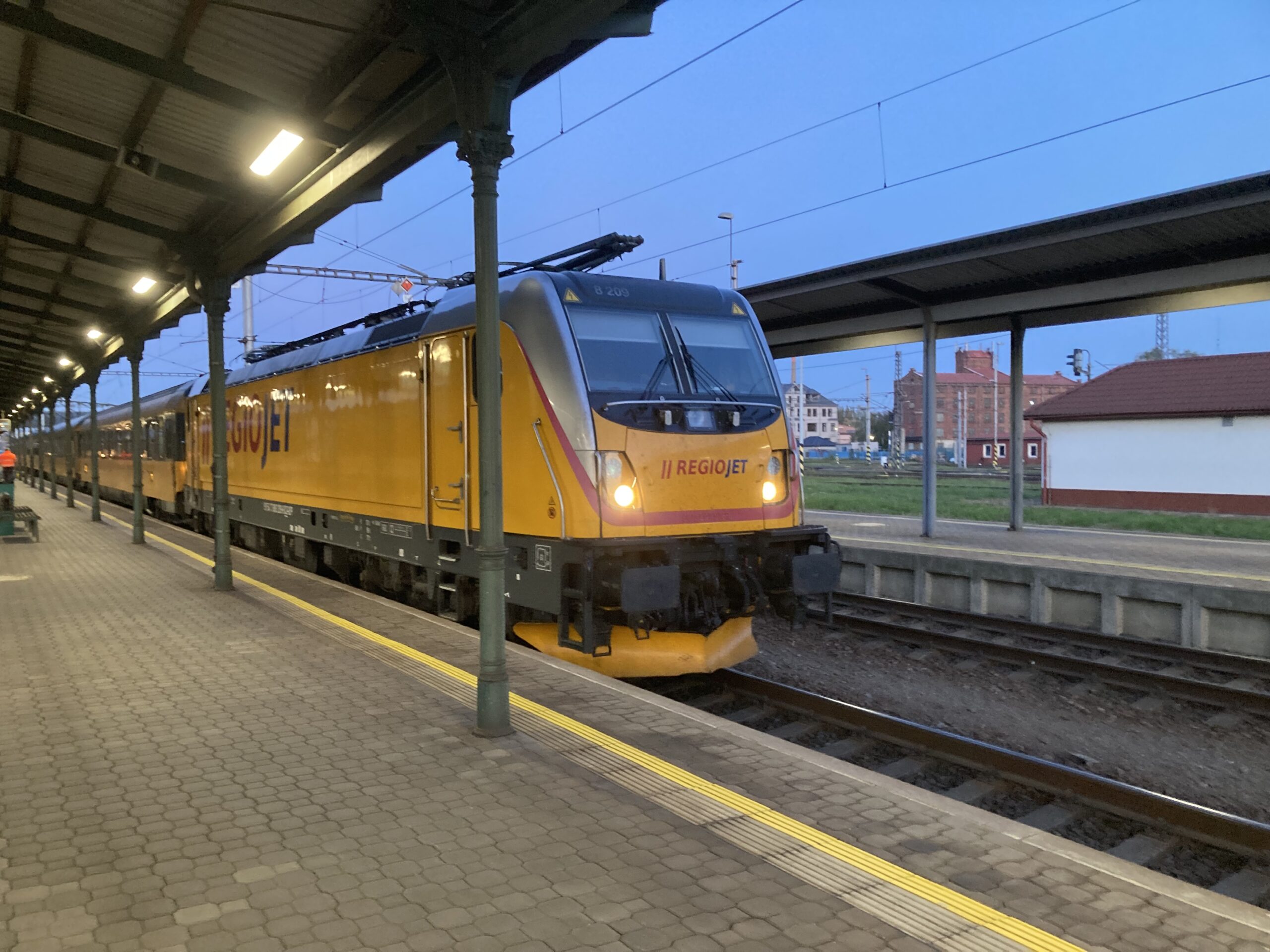 Luc LEVERT Légende de la photo : 1082 : En gare de Bohumín, mise en tête de la Traxx 3 388 209 sur une rame de voitures RegioJet, qui partira à 18 h 35 avec le train R 1128 Bohumín – Brno hl.n. de la relation R8 (16 octobre 2024).