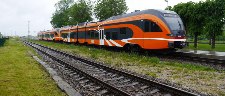 1160171 : Une UM de rames automotrices diesel série 2200, avec en tête le 2238, entre en gare de Tapa au train 212 Tallinn – Tartu (12 juin 2014). Crédit photo : Luc LEVERT