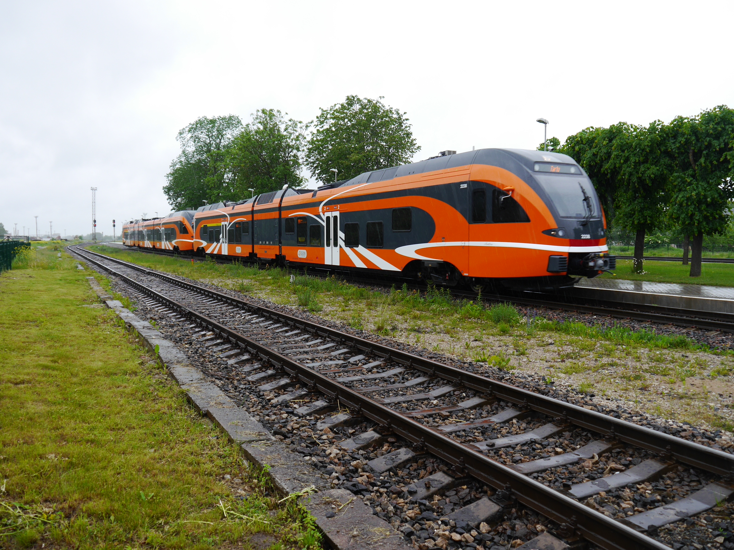 1160171 : Une UM de rames automotrices diesel série 2200, avec en tête le 2238, entre en gare de Tapa au train 212 Tallinn – Tartu (12 juin 2014). Crédit photo : Luc LEVERT