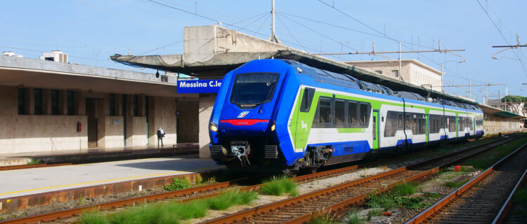 Légende de la photo : 2090214 : Le Blues HTR412-010 stationné entre deux missions en gare de Messine Centrale (7 novembre 2023).
