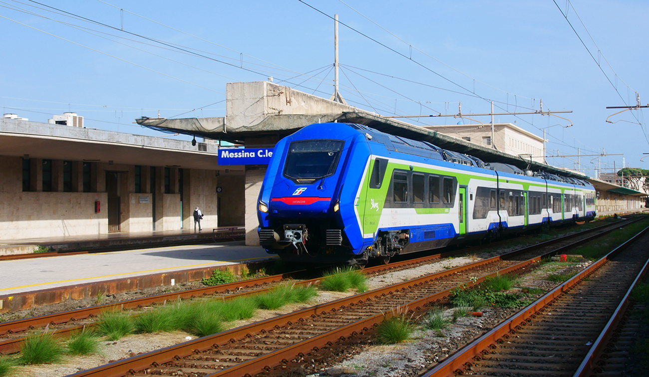 Légende de la photo : 2090214 : Le Blues HTR412-010 stationné entre deux missions en gare de Messine Centrale (7 novembre 2023).