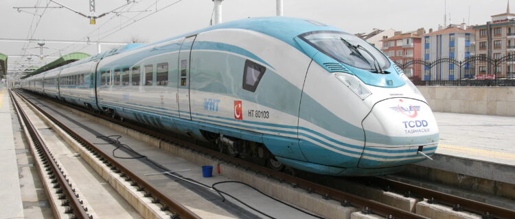 Luc LEVERT Légende de la photo : 6910818 : Le Velaro HT 80103 de TCDD Taşımacılık stationne en gare de Konya (25 avril 2019).
