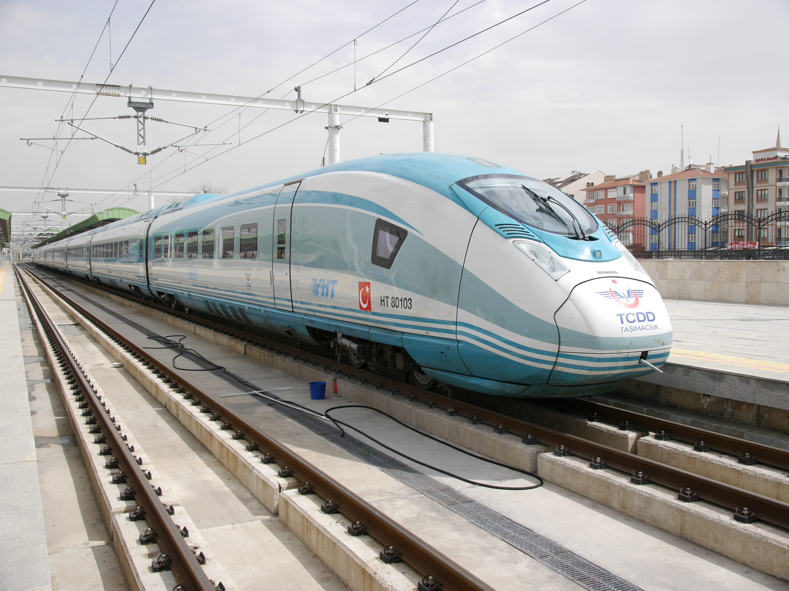 Luc LEVERT Légende de la photo : 6910818 : Le Velaro HT 80103 de TCDD Taşımacılık stationne en gare de Konya (25 avril 2019).