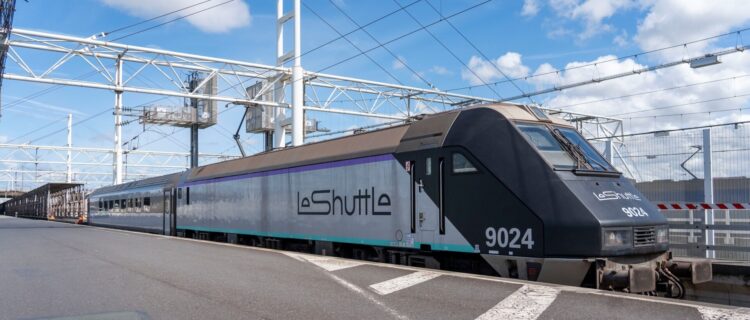 Luc LEVERT, le 30/01/2026 Légende de la photo Getlink : Vue sur la locomotive électrique 9024 en tête d’une navette Eurotunnel Le Shuttle (le 15 janvier 2026)