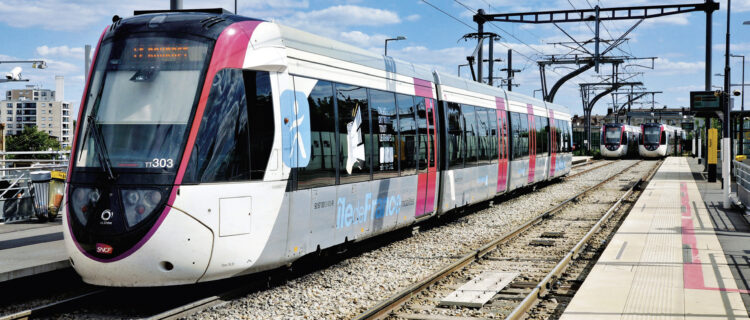 Les lignes de tram-train T 4, T 11 et T 14 ont été attribuées en premier. Keolis et SNCF Voyageurs les exploitent depuis mars 2025. En photo, les rames U 53600 au terminus du Bourget du T 11 (22 août 2025).