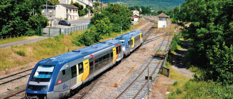 Grand Est a prévu la transformation au B 100 des A TER de la liaison Nancy - Contrexéville passée à la concurrence. Ici, les X 73816 et 73804 sont photographiés à Pont-Saint-Vincent, le 12 juin 2024.