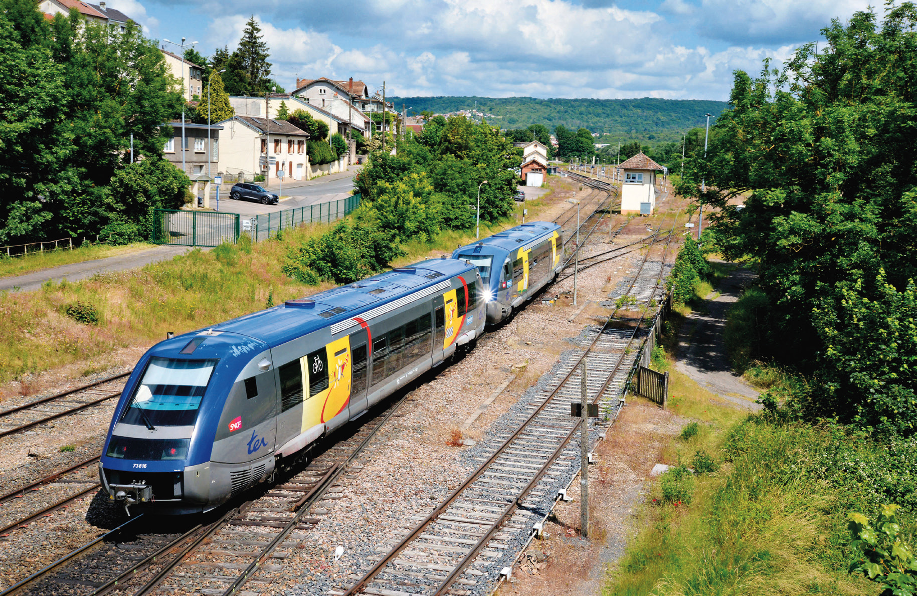 Grand Est a prévu la transformation au B 100 des A TER de la liaison Nancy - Contrexéville passée à la concurrence. Ici, les X 73816 et 73804 sont photographiés à Pont-Saint-Vincent, le 12 juin 2024.
