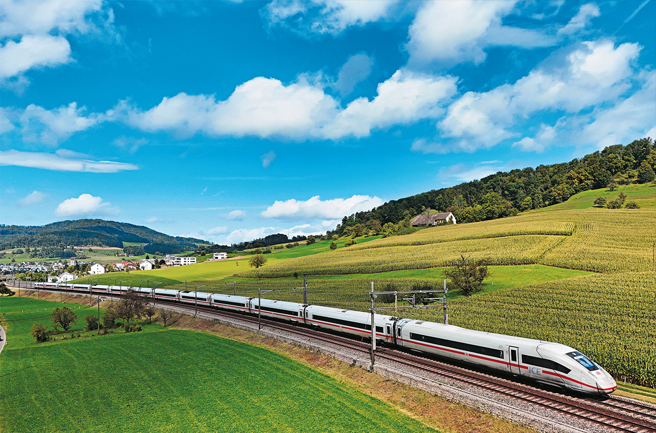 L’ICE 275 Berlin Ostbahnhof - Interlaken Est, assuré par la rame ICE 4 Tz 9470, est aperçu entre les gares de Gelterkinden et Tecknau situées sur la ligne Bâle - Olten (12 septembre 2025).