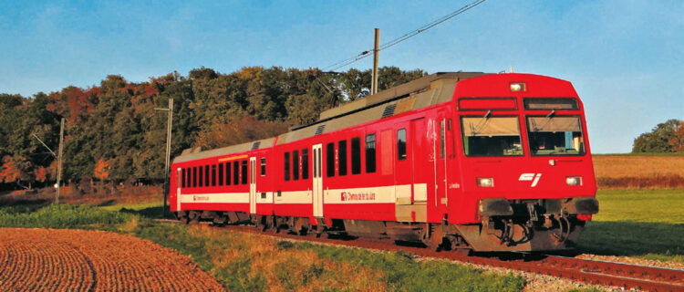 La RBDe 567 182 assure un train Bonfol - Porrentruy photographié peu avant la gare d’Alle-Centre. Noter que la voiture Inova habituellement placée au milieu de la composition a été enlevée (octobre 2025).